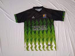 Bahan jersey futsal yang baik tidak boleh menyimpan dan menahan kelembaban tetapi harus mampu melakukan penguapan dengan baik jadi harus dipilih yang berpori dan memiliki sirkulasi udara yang baik. Apa Itu Jersey Printing Serta Bahan Yang Digunakan Untuk Pembuatannya