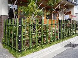 Dibingkai dengan beton dan besi yang dicat hitam, pagar rumah seperti bisa menampilkan. Lingkar Warna 60 Inspirasi Desain Pagar Dari Bambu
