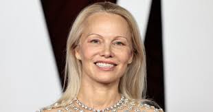 Karl Lagerfeld a halála előtt még összedobott egy L'Oréal sminkkollekciót