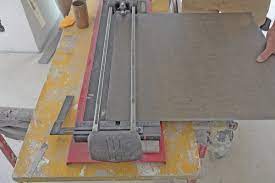 Die großformatigen feinsteinzeugplatten von florim revolutionieren das konzept des fugenfreien flächenbelags und eröffnen neue gestalterische horizonte. Grossformatfliesen Verlegen Teil 2 Fliesen Schneiden Und Einrichten Anleitung Diybook At