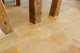 Der solnhofer plattenkalk ist ein extrem dichter, sehr feinkörniger, homogener, cremefarbiger bis blassockergelber kalkstein mit plattiger absonderung. Handbekanteter Solnhofener Naturstein In Extrafeiner Ausfuhrung Beratung Und Verkauf