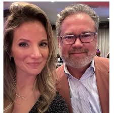 I give my kids ONE JOB at Christmas. ONE JOB. 🙄 I can't even right now.  Stephanie Parish Albers with Stephanie Albers Photography LLC, thank you,  and thanks to your Santa, for