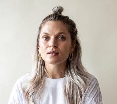 Simone Stubbs's Instagram, Twitter & Facebook