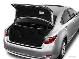 The lexus es 300h hybrid version provides all the luxury but aims to save fuel with a gasoline/electric powertrain. 2016 Lexus Es Hybrid Pictures Trunk U S News World Report