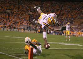 Lsu Quarterback Jamarcus Russell Dives Into The Endzone During A 2006 Game Against Tennessee Lsu Tigers Football Lsu Lsu Football