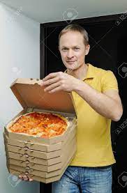 Konstanz konzilgaststätten essen bestellen, essen nach. Essen Lieferung Nach Hause Der Mann Halt Boxen Mit Pizzen In Der Tur Die Oberste Box Wurde Geoffnet Lizenzfreie Fotos Bilder Und Stock Fotografie Image 92700202