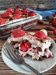 Il budino bicolore di pavesini è un budino goloso al gusto di cioccolato e arancia preparato in piccoli stampini a forma di ciambella. Tiramisu Al Cioccolato Bianco Con Pavesini Al Cacao E Fragole