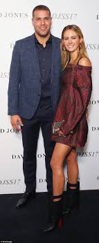 Lance franklin (30 ocak 1987 doğumlu), buddy franklin olarak da bilinir , profesyonel bir avustralya kuralıdır avustralya futbol ligi 'de sydney swans için oynayan futbolcusu. Lance Buddy Franklin Shares Touching Family Portrait Daily Mail Online