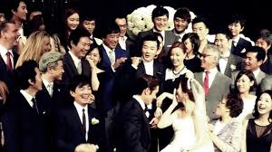 Hôn nhân của lee min jung và lee byung hun từng đứng trước nguy cơ tan vỡ khi tài tử người hàn bị phát hiện ngoại tình vào năm 2014. Lee Byung Hun S Saxophone Serenade For Lee Min Jung Wedding Guest Photos And Other Details Revealed Just Min Jung