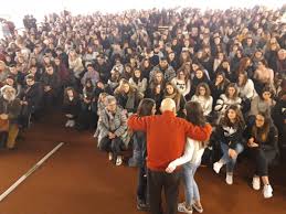 La testimonianza di modiano e la voce di levi. L Abbraccio Di Sami Modiano Agli Studenti Di Latina Voi Siete La Speranza Luna Notizie Notizie Di Latina