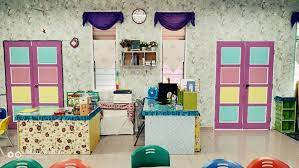 Bilik darjah membantu pelajar dan guru mengatur tugasan pelajar, meningkatkan kerjasama dan menggalakkan komunikasi yang lebih baik. Wah Kelas Cantik Cikgu Pun Hensem Netizen Kagum Dan Puji Cikgu Lelaki Ini Pandai Menghias Kelas The Reporter