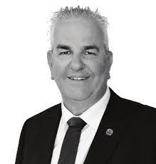 Howard Draper's Instagram, Twitter & Facebook