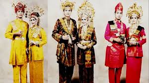 Baju daerah asal gorontalo ini terdiri dari 3 jenis warna dan punya arti berbeda, di antaranya hijau, merah, kuning keemasan, dan ungu. 34 Nama Pakaian Adat Di Indonesia Beserta Asal Daerahnya