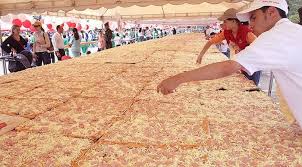 La Pizza Mas Grande Del Mundo Fue Hecha En Colombia Y Media 192 Metros Cuadrados Landmarks Louvre Travel