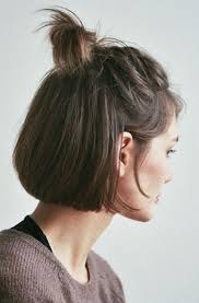 Per un effetto naturale o “messy”, finto spettinato, vi consigliamo una classica treccia laterale morbida, una delle più veloci da realizzare tra le acconciature semplici. 9 Acconciature Capelli Corti Come Realizzarle In Modo Semplice E Veloce