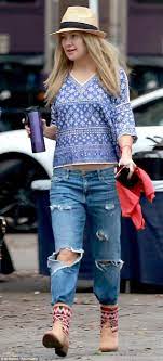 Kate Hudson Arrives On La Set Of Sisters In Blonde Wig And Hat Combo Blonde Wig Kate Hudson Celebrity Street Style