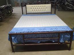 Desain dengan fasilitas tersebut menjadikan penggunanya seperti berada di tingkat kehidupan yang berbeda. Model Model Tempat Tidur Dari Besi Terlihat Cantik Rumahminimalispro Com