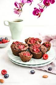 Muffiny migdałowe bez mąki z malinami i borówkami - paleo, keto,  bezglutenowe, bez cukru, bez nabiału -