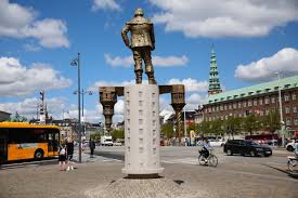 Børsen pro er et specialmedie, som dækker den finansielle sektor via daglige nyheder og analyser målrettet ansatte i finansverdenen. Seks Meter Hoj Christian Iv Plantet Foran Borsen Magasinet Kbh