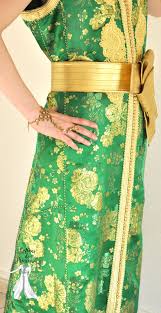 La Sultane D Istanbul Caftan Marocain En Brocard Vert Et Dore Brode Et Confectionnee A La Main Modele Uniq Moroccan Fashion Arab Fashion Moroccan Caftan