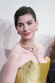 Энн Хэтэуэй в платье Oscar de la Renta на мероприятии Bvlgari