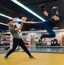 Créées pour une pratique universelle de la savate boxe française à travers le monde, nos chaussures au meilleur tarif, vous permettront de vous entraîner aussi dans les autres. Savate French Kickboxing Seattle Training Classes 206 789 2411