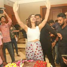 Deepika Padukone Enjoys Her Pre Birthday With Team Chhapaak In 2020 Deepika Padukone Favorite Celebrities Meghna Gulzar