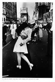 But here's a poster to mark the 70th anniversary of the surrender of japan to the allies and the final end of the second world war. Sailor In Iconic Wwii Kiss Photo Dies At 95