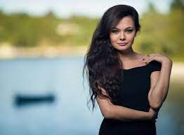 How To Mix Ambient Light And Fill Flash For Outdoor Portraits Outdoor Portraits Portrait Portrait Photography Poses
