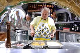 Menteri besar ) with the constitutional monarchy system via johor state. Johor Sultan S Minions Apron Steals The Spotlight While Preparing Lamb Chops Hype Malaysia