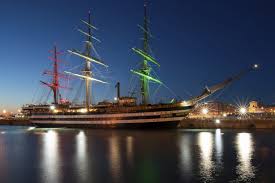 Altamente impressionante replica della nave amerigo vespucci, realizzata con legno di alta qualità. La Vespucci Saluta Genova Con La Cerimonia Dell Ammaina Bandiera