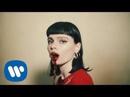 I see the look in your eyes i know you're hurting inside let me try to make you love me again not say that i knew you when you were mine were mine (each time) oh yeah. Winona Oak Break My Broken Heart Text Songtextes De