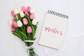 Si la belgique, la france, le québec et la suisse utilisent le même calendrier, la fête des mères n'est pas à la même date dans tous les pays francophones, cela. Heureuse Fete Des Meres Mock Up Sur Cahier Avec Des Tulipes Roses Et Blanches Sur Un Fond En Bois Blanc Psd Gratuite