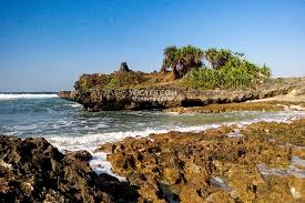 Tempat wisata pantai karang bolong ini memberikan pemandangan yang berbeda dari pantai lainnya yang ada di banten. Pantai Watu Bolong Tempat Wisata Di Gunungkidul