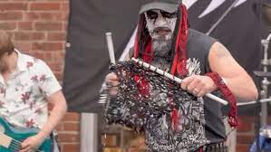 El heavy metal, o simplemente metal (pronunciado como métal) 1 2 3 —en español traducido literalmente como «metal pesado»—, es un género musical que nació a finales de los años sesenta y principios de los setenta en el reino unido y también en los estados unidos, cuyos orígenes provienen del blues rock, hard rock y del rock psicodélico. Finland Just Organized Worlds First Heavy Metal Knitting Championships Where You Must Knit To The Beat