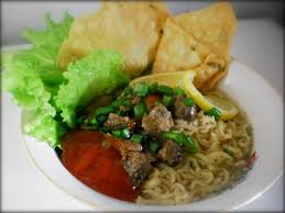 Bakso menjadi panganan yang mudah dijumpai. Pangsit Mie Daging Sapi Pangsit Mie Keju