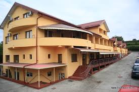 Aici exita o baza de tratament cu bazine, despre care nu iti pot oferi detalii. Tratament Cacica Bazin Apa Sarata Cacica Salina Info Suceava