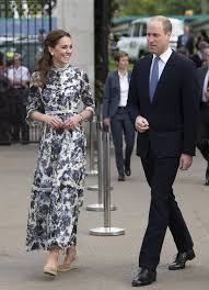 Część komentatorów skrytykowała brytyjską rodzinę królewską za narażenie życia swojego oraz obywateli. Najlepsze Kreacje Kate Middleton W 2019 Przycmila Wszystkich Middleton Style Royal Fashion Kate Middleton Style