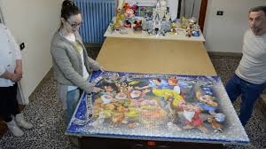 Zusammengesetzt beeindruckt das motiv mit einer fläche von etwa 13 quadratmetern, fast sieben metern länge und knapp zwei metern höhe, und bringt etwa 20 kilogramm auf die waage. Disney Unforgettable Moments The Largest Puzzle In The World 40320 Pieces Beauty And The Beast By Plumayam
