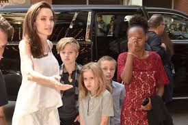 Angelina jolie, salma hayek, gemma chan's marvel 'eternals' trailer is finally out, and ever since then, the fans have been unable to keep calm. Angelina Jolie Zeigt Privat Fotos Mit Ihren Kindern Gala De