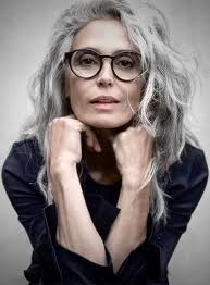 A cinquant'anni non le sopporti più le costrizioni. Non sopporti il  reggiseno troppo stretto, le cene obbligate con la cognata che controlla la  polvere nei tuoi angoli, i tacchi alti sui sampietrini