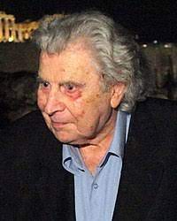 Η καταγωγή του πατέρα του, γιώργη θεοδωράκη, μπιζανομάχου, ήταν από τον γαλατά χανίων και της μητέρας του, ασπασίας πουλάκη, από τον τσεσμέ της. Mikis Theodorakis Simple English Wikipedia The Free Encyclopedia