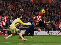 Sunderland end Arsenal's 10-match winning run in Premier League: Manchester United's chaotic last-minute re...