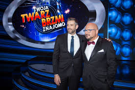 Polska wersja oparta jest na hiszpańskim formacie your face sounds familiar. Twoja Twarz Brzmi Znajomo 2020 Uczestnicy 13 Edy Twoja Twarz Brzmi Znajomo Cotojest