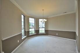 Chair rails are horizontal moldings attached to the walls along the perimeter of the room at a certain height. Dining Room Two Tone Paint Ideas Unique Picture Two Tone Room Colors With Chair Rail Elegant Formal Di Idee Arredamento Soggiorno Interior Design Colori Pareti