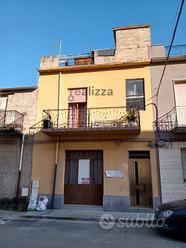 Primo piano ampio salone/salotto, doppio servizio, tre camere da letto, ampio soggiorno, cucina, veranda su giardino. Case In Vendita Vittoria Immobili Subito It