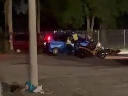 Polis hari ini menahan dua lagi lelaki yang disyaki bertindak memeriksa kereta peronda polis (mpv) di hadapan sekolah jenis kebangsaan cina (sjkc) chung hua, rantau, sabtu lalu. Dua Individu Ditahan Langgar Halang Tugas Anggota Polis