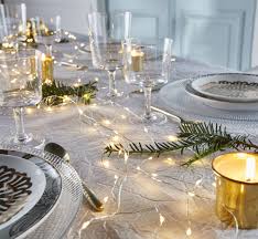 Quelques Branches De Sapin Des Photophores Dores Et Une Jolie Guirlande Lumineuse Qui Coure Entre Les Verres En Guirlande Lumineuse Deco Table Noel Guirlande