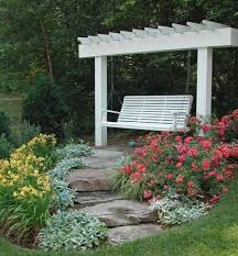 Hollywoodschaukel Im Garten Sorgt Fur Sommerliche Stimmung Schaukel Garten Diy Gartenprojekte Garten