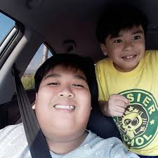 BINATILYONG SASAMBA SANA, PINAGSASAKSAK, BINALATAN AT TINAPYAS ANG LAMAN  PARA DAW IUWI BILANG ULAM?! Lumaking mabait, masayahin at matulungin.  Ganito ilarawan ni Lola Editha ang binatilyo niyang apo na si Rey. Isang